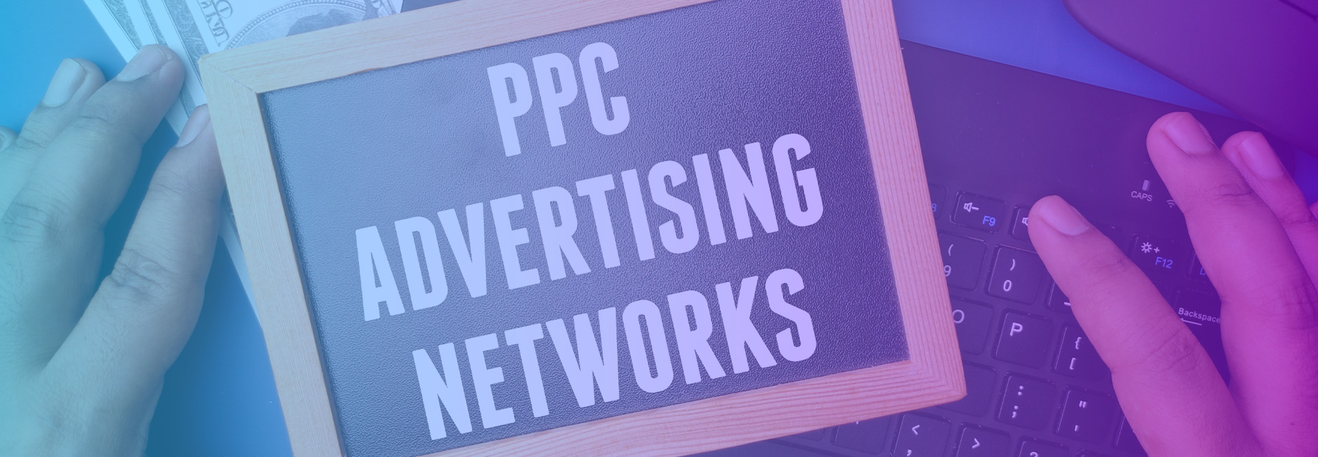 Pay Per Click Banner. Tafel mit PPC Advertising Network darauf stehen.